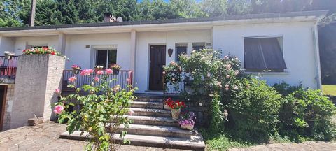 The IMMO Agency offers for sale this house in a sought-after area of Castres on about 2,600 m2 of enclosed and wooded land, quiet but close to all amenities. On a complete basement and with garage, this house of 107 m2 approx of traditional construct...