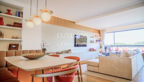 Inserted in a building with only five apartments , this apartment benefits from an outdoor garden area and communal swimming pool . This penthouse is like new and has an interior design project by the renowned Susana Camelo. With a practical and func...