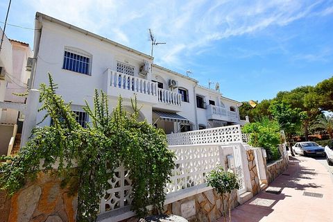 Herenhuis met 3 slaapkamers op een paar meter van het strand van La Zenia en het winkelcentrum Zenia Boulevard. Gerenoveerd herenhuis met 3 slaapkamers naast het strand in La Zenia. Deze woning heeft 3 slaapkamers, 2 badkamers, garage en berging, en ...