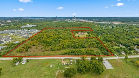 Discover your canvas for the home of your dreams on this sprawling 47.7-acre vacant land parcel. Located in the coveted Bixby school system, this property offers a rare opportunity for both investors and future homeowners alike. The possibilities are...