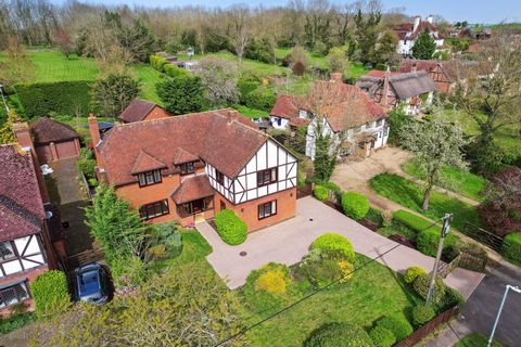 An impressive extended and fully refurbished four double bedroom detached family home boasting almost 3000 sq. ft of accommodation and countryside views, situated within the picturesque sought after Bedfordshire hamlet of Eggington. Nestled in the id...