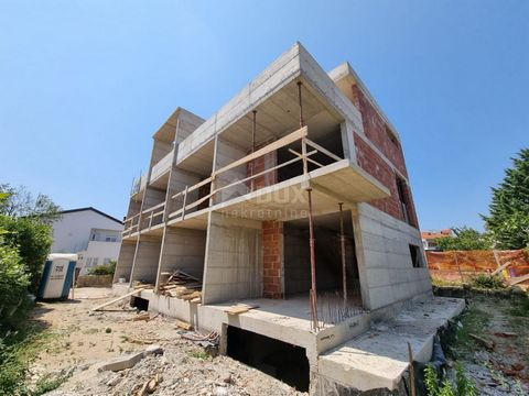 Location: Primorsko-goranska županija, Krk, Krk. ISLAND OF KRK, CITY OF KRK - Three-story apartment with garage and sea view NEW BUILDING! TOP location in the city of Krk, 300 meters from the sea. In a new building of 4 residential units, a three-sto...