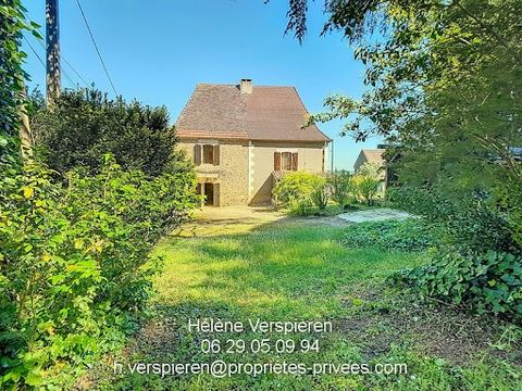 Bucolic environment for this little Périgord girl to renovate. It includes on one level the living room, the shower room, a toilet. Upstairs the kitchen two bedrooms, the attic above can be converted. Outside, you can enjoy a pretty park complete wit...