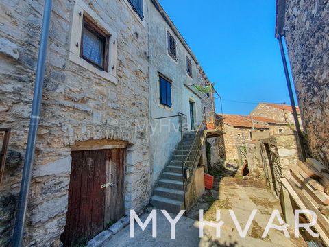 Scopri il fascino di questa casa nascosta nel cuore di Svirče, una residenza che mantiene un senso di isolamento nel villaggio. Ideale per un piccolo progetto privato nella terraferma di Hvar, questa proprietà offre un punto di ingresso accessibile, ...