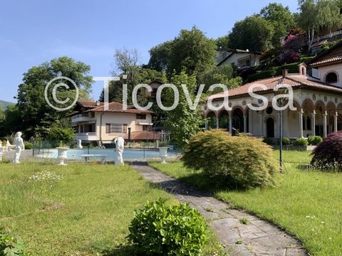Ref. 1072 B I - Ticova Immobiliare biedt te koop aan in Varese, Ghirla - prachtige villa met een park van ongeveer 6000 vierkante meter, zwembad en tennisbaan. De woning verkeert in een uitstekende staat van onderhoud. De villa is als volgt samengest...