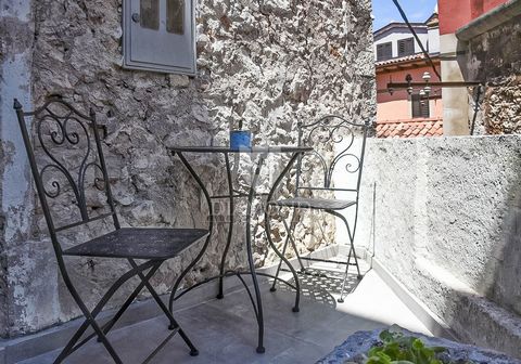 Location: Istarska županija, Rovinj, Rovinj. Istria, Rovinj, In the heart of beautiful Rovinj, just 50 meters from the sea, you'll find this lovely apartment with a terrace. Despite being located in the very center of the action, along Rovinj's most ...