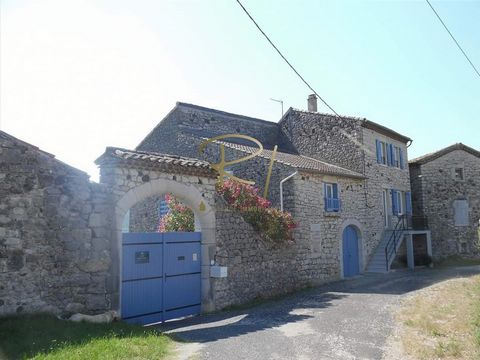 Located a few minutes from the splendid listed village of Vogüé in the Ardèche, in a green environment and without vis-à-vis. This old farmhouse dating from the 19th century, perfectly renovated, benefits from a spacious plot of 3350 m2 fully enclose...