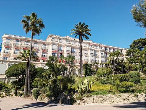 CIMIEZ / Palace “Belle Epoque”: Discover this sumptuous 3/4 room apartment located in the prestigious “Winter Palace” in Nice. Offering an area of ​​135m2 (130.25 m² Carrez law), divided into a living/dining room (or 3rd bedroom), kitchen, a bathroom...