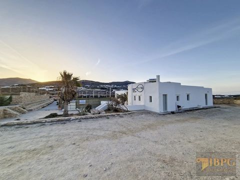 Auf der bezaubernden Insel Paros steht ein atemberaubendes Grundstück von 8000 Quadratmetern zur Verfügung, das mit einer kleinen Cafeteria und Umkleidekabinen sowie vier Tennisplätzen mit einer Fläche von jeweils ca. 85-100 Quadratmetern ausgestatte...