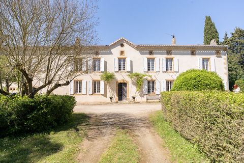 Ontdek dit uitzonderlijke pand vlakbij Castelnaudary, in de Aude. Dit karaktervolle landgoed, gelegen in een bevoorrechte omgeving, biedt een luxueuze en vredige levensstijl, perfect voor liefhebbers van rust en ruimte. Het hoofdgebouw van 400 m² com...