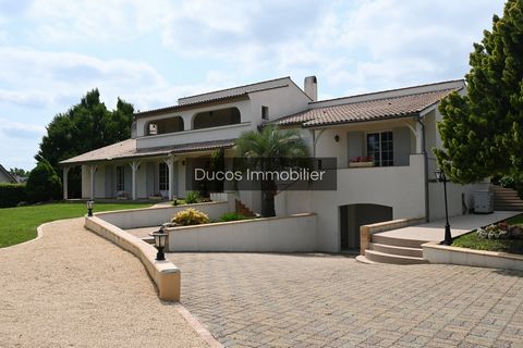 In der Nähe von Geschäften und Annehmlichkeiten bietet das Architektenhaus in traditioneller Bauweise (ideal für eine große Familie) ein großes Wohnzimmer, eine geräumige Küche mit Essbereich, der auf eine schöne Terrasse führt, 5 Schlafzimmer (davon...