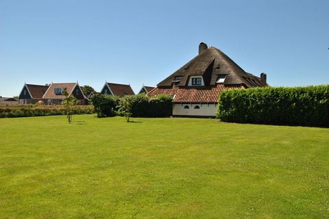 Der Kiesweg führt Sie zu dieser Lodge für sechs Personen. Schwere Stalltüren, Bogenfenster und altholländische Kacheln bieten Ihnen die Zutaten des früheren Bauernlebens mit dem Komfort von heute. Prächtige Schnitzereien und ein stattliches Reetdach ...