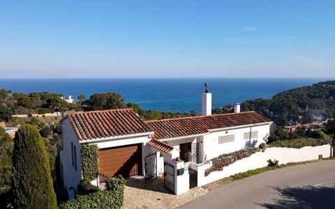Maison de style méditerranéen avec d'excellentes vues sur la mer, située à environ 800 mètres de la plage de Sa Riera et à 1,5 km du centre de Begur.Réparti sur trois niveaux, il se compose d'un salon confortable avec accès à une grande terrasse, wc,...
