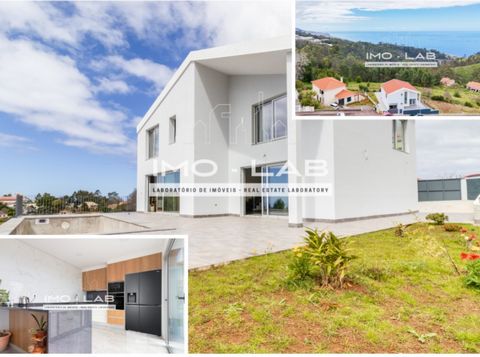 Come and see this 3 bedroom villa, located in Prazeres, Calheta. Are you looking for a single storey house with surroundings and large areas? Gardens around the property, swimming pool and land for your vegetable garden and to grow vegetables. Featur...