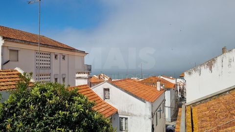 Building in the center of Nazaré 300m from the sea. Situated in the heart of Nazaré, this building is just 300 metres from the region's stunning beaches. Enjoy the convenience of being close to the ocean, restaurants, shops, and all the amenities thi...