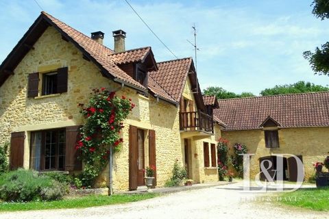 Wir freuen uns, Ihnen diesen schönen Immobilienkomplex im Herzen des Périgord Noir anbieten zu können, mit Haus und Nebengebäuden auf einem Grundstück von ca. 1ha, von denen 5000m² bebaubar sind. - La PÉRIGOURDINE, von ca. 140m² mit 4 Schlafzimmern, ...