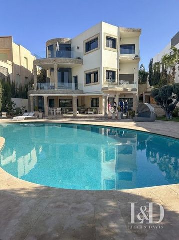 Położony w dzielnicy FOUNTY, najpopularniejszym miejscu w Agadirze, więcej niż luksusowa willa, to mały pałac (R+2) o powierzchni mieszkalnej 746 m² na działce o powierzchni 1400 m². Na działce z bezpośrednim widokiem na morze znajduje się basen, bud...
