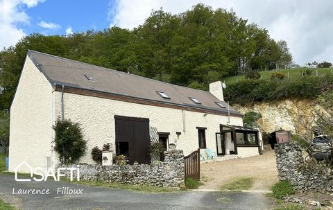 Au fond d'une impasse, cette propriété bénéficie d'un cadre verdoyant et paisible à la campagne ! Sur ses 2091 m² environ de terrain, cette ancienne ferme est composée de 2 maisons (au total 8 pièces dont 3 ou 4 chambres), de dépendances et d'un jard...