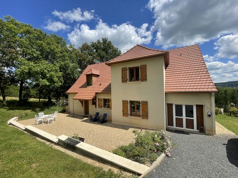 Near Terrasson-Lavilledieu, a charming, fully renovated house on 2580 m² of land. In a quiet hamlet, this beautifully renovated house with about 162 m² of living space offers you the peace of the countryside, panoramic views and just minutes from all...