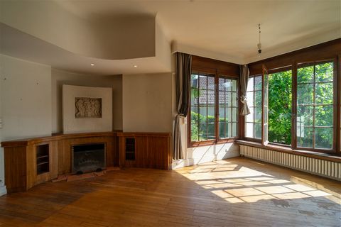 Art Deco style architect-designed house located in the heart of AIX-LES-BAINS. From the entrance, this family home will seduce you with its volumes, its solid parquet floors and its woodwork which give it a unique character. On the garden level: larg...