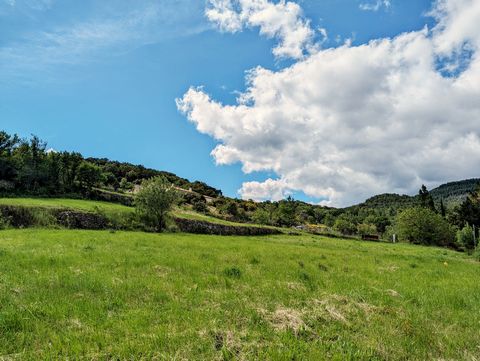 34600 Le Pradal You wish to build in the high cantons in an exceptional environment. Superb rare opportunity for these two magnificent building plots, in the pretty village of Pradal. A plot of 1096 m2 at the price of: 87,500 euros A plot of 1646 m2 ...