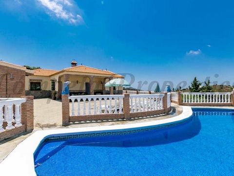 Country Property with 3 bedrooms, 1 bathroom, swimming pool and barbecue area.
