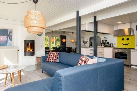 At Øer Strand you will find this holiday home with plenty of space for the whole family as well as an activity room with an associated bar. The cottage offers a large meeting room in the kitchen / living room / living room, where all the house's gues...
