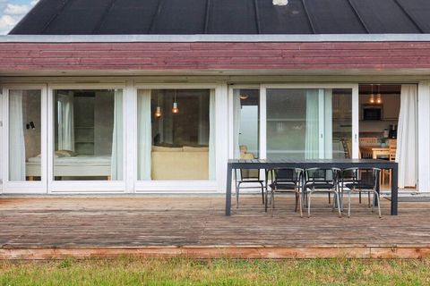 Modernes Ferienhaus m. Whirlpool und Sauna. Liegt auf einem gr. Naturgrundstück, in landschaftlich reizvoller Umgebung am Tranum Strand. Innen stehen offener Küchen/Wohnbereich, zwei Schlafzimmer mit je 1DB, ein Schlafzimmer mit 2B sowie ein Hems mit...