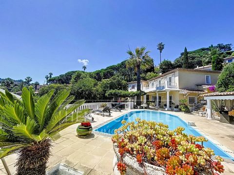 On the Golfe Juan hillside, overlooking the marina, villa in perfect condition, sunny and quiet. Beautiful reception room with fireplace, 40m² master suite on one level with terrace and garden, 3 other bedrooms, 1 office. Sea view from every room. La...