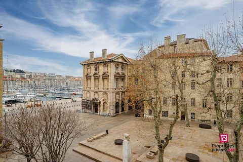 Marseille (13002) QUAI DU PORT Immeuble Pouillon T4 d'angle, avec vue Vieux Port et place Bargemon. Grand appartement, très lumineux et ensoleillé, situé en étage d'un immeuble Pouillon et très bien entretenu. Il se compose d'une entrée donnant sur u...