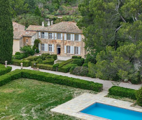 Magnificent 18th-century Bastide, classified as a Historical Monument, located just a few minutes from the city center of Aix-en-Provence. Situated in a secure private estate and benefiting from a private park of two hectares, this property offers a ...