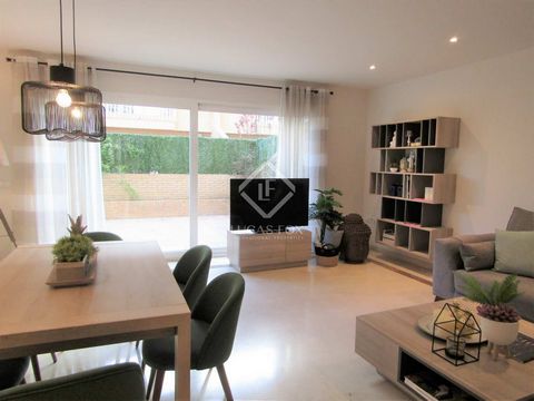 House of 260 m² located just 30 metres from Patacona Beach, overlooking the sea. It is presented renovated and with brand new furniture. The property has 3 floors plus a basement. The ground floor has a hall that leads to a spacious living room which...