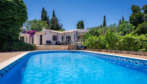 Deze charmante villa met drie ruime slaapkamers ligt in Algarve en biedt de perfecte mix van comfort. Als je het huis binnenkomt kun je vanuit de kleine hal naar de keuken met een buitenpatio. Een andere deur brengt ons naar het toilet of naar de sal...