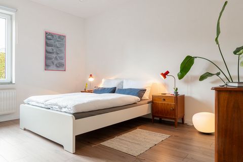 Welcome to your new home in Erfurt! This stylishly furnished apartment offers everything you need for a comfortable stay. With 65 square meters of living space and a parking spot in the courtyard, it is only a 7-minute walk from Anger and is ideal fo...