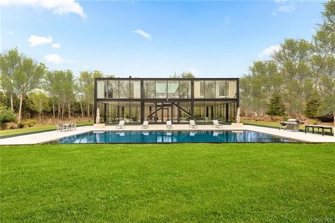 One of a kind home is perfect for one of a kind clientele. This 10,000sqft smart home, has 6 bedrooms all en-suite with an additional oversized restaurant styled bathroom for events below! With 94 Panels of floor to ceiling glass this modern home sim...
