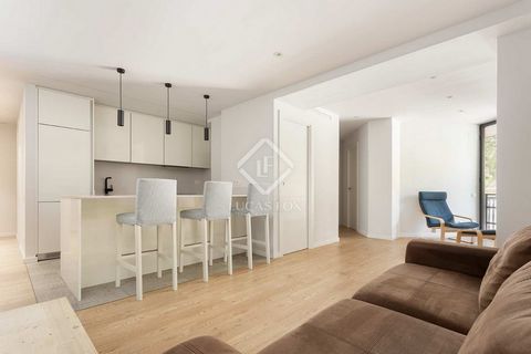 In the Sant Antoni neighbourhood , on Compte Borrell street, we find this magnificent apartment, completely renovated with 3 bedrooms, 2 full bathrooms and 90 meters. One of the double rooms is en suite and the other two are singles. Both the suite r...