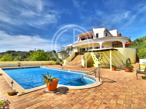 Maison avec des vues à couper le souffle ! Découvrez votre refuge de rêve au cur de l'Algarve ! Cette spectaculaire villa de 3 chambres avec piscine, dans une terrain avec 5200m2, nichée sur une colline, offre une vue imprenable sur la mer et un styl...