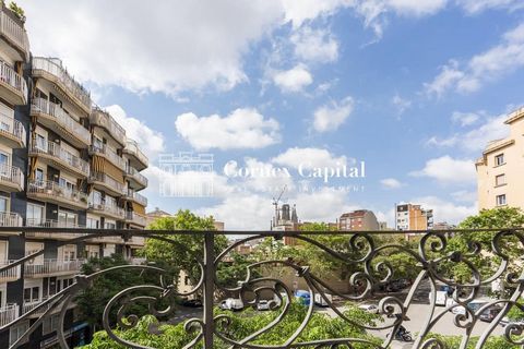 A few meters from the Sagrada Familia and the Sant Pau Art Nouveau Site, we find this property in a Regia estate to be renovated with many possibilities. The flat has 121sqm built, with 3 bedrooms, a main one with access to a gallery that overlooks t...