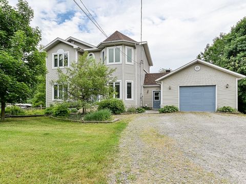 Découvrez cette maison rénovée au goût du jour, un véritable WOW dès la première visite ! Située sur un terrain spacieux, cette propriété a bénéficié de nombreuses rénovations récentes qui en font un bijou unique. Extension en 2021 pour accueillir un...