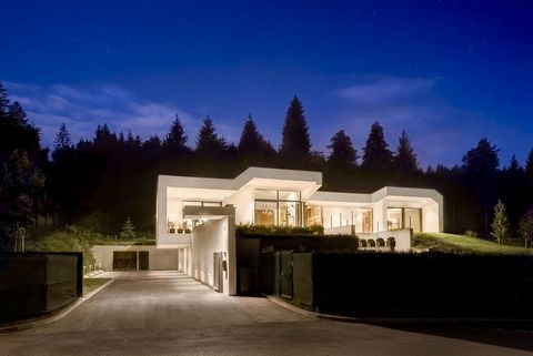 Villa individuelle au bord du lac Bloke (Rez-de-chaussée + 1er étage, ascenseur, 2014) À côté de l’idyllique lac Bloke, nous vendons une villa individuelle moderne et à l’architecture sophistiquée conçue par le célèbre architecte primé Božo Rozman du...