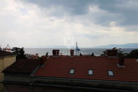 Location: Primorsko-goranska županija, Rijeka, Bulevard. Bulevard, Apartment on the second floor of the villa with a view of Kvarner. This comfortable apartment on the second floor of the villa is ideal for your new home. The wonderful view of the en...
