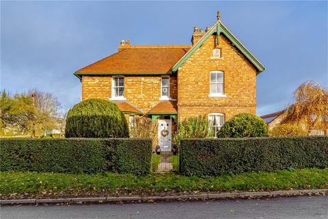 A fine, Victorian, former farmhouse retains a wealth of original features and stands not far from the centre of the popular Cliff village of Navenby. Presented in good order, it offers 4 double bedrooms and a bathroom upstairs and 2 generous receptio...