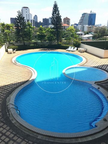 Luxe appartement te koop in Bangkok - Ekkamai - Oppervlakte: 452 m2 - Prijs 42 M BAHT: 1 miljoen euro. Kenmerken: - Ruim appartement met 4 slaapkamers, 4 badkamers, keuken, woonkamer, woonkamer, drie terrassen - Zwembad in de residentie - Tennisbaan ...