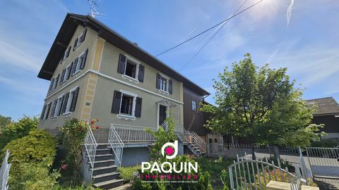 Sur la commune de Jettingen, découvrez cette maison de 135m2 à rafraichir composée d'une cuisine séparée avec four à pain, d'un séjour en deux parties de 44m2 avec kacheloffen. A l'étage trois chambres (16m2 - 13m2 12m2) et une salle de bains avec WC...