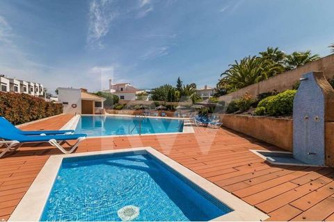 MAISON DE 3 CHAMBRES, VUE MER, PISCINE, À ENVIRON 1,5 KM D'ALBUFEIRA ET PLUSIEURS PRAIS. Maison en copropriété privée, quartier calme. Rez-de-chaussée : hall d'entrée, salon/salle à manger, cuisine équipée, avec tous les appareils neufs et début de l...