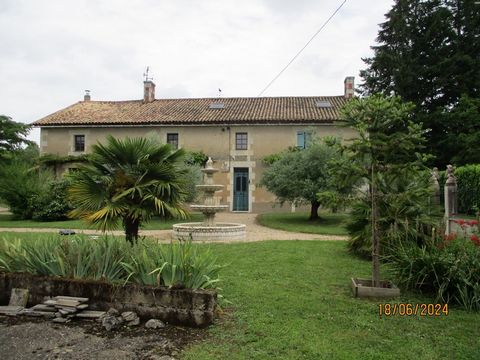 Maison comprenant au rez de chaussé: hall d'entrée, cuisine équipée, bureau, trois chambres, deux salles d'eau, deux toilettes, chaufferie, cellier. A l'étage: salon avec mezzanine, deux chambres , salle d'eau, toilettes. Nombreuses granges, ancienne...