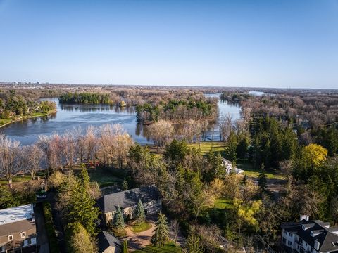 Magnifique résidence au bord de l'eau, dans un secteur très recherché de Boisbriand. Construite à l'enseigne du luxe, cette maison offre un vaste terrain et des grands espaces de vie. Excellente illumination et confort garantis dans toutes les pièces...