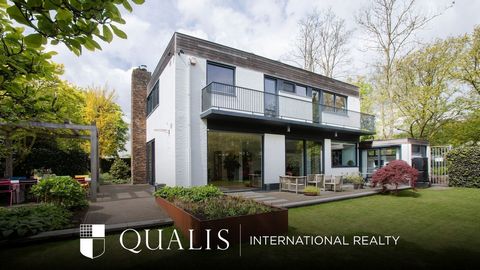 Next to the Zuidas, tucked away in the greenery, you will find this exceptional 397m² residence with surrounding garden and private parking on a spacious 627m² corner plot. Built in 1968, this detached villa was rebuilt around 1980 and renovated by t...