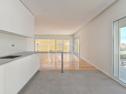 Appartement de 4 pièces avec 251 m2 de surface brute de construction (ce qui inclut l'intérieur, l'extérieur, le garage et les zones de stockage), situé dans le programme immobilier São João Residences, avec vue sur la mer. Cet agréable appartement c...