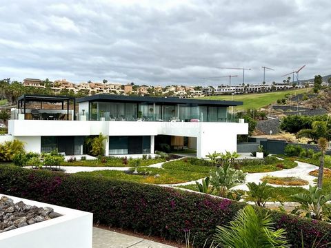 Descubre esta joya inmobiliaria en la exclusiva zona de La Caleta, sur de Tenerife. Esta villa independiente de alto standing, construida en 2021, presenta una arquitectura impresionante. Con un diseño moderno y elegante, esta propiedad de dos planta...
